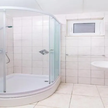 - Comfort One Bedroom H4 *