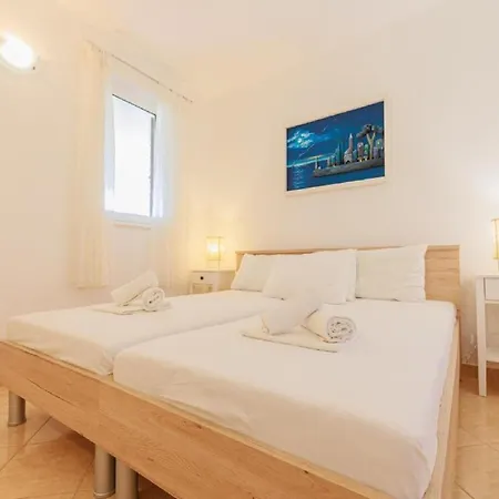 - Comfort One Bedroom H4 *